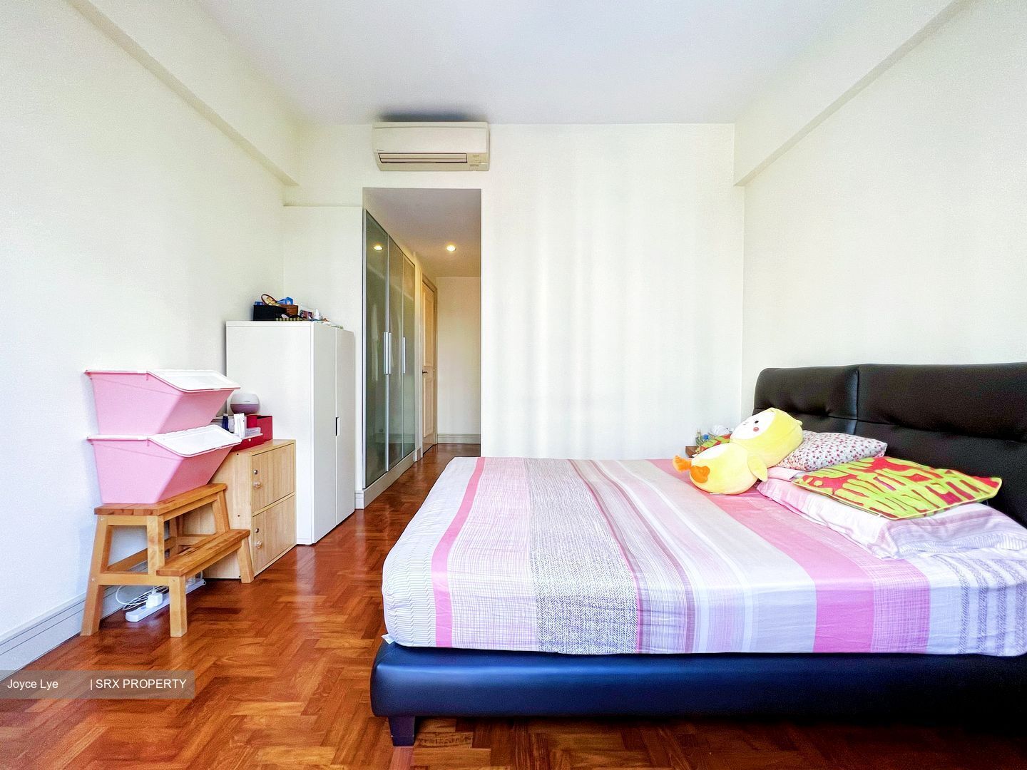 Parkview Apartments (D23), Apartment #357297861